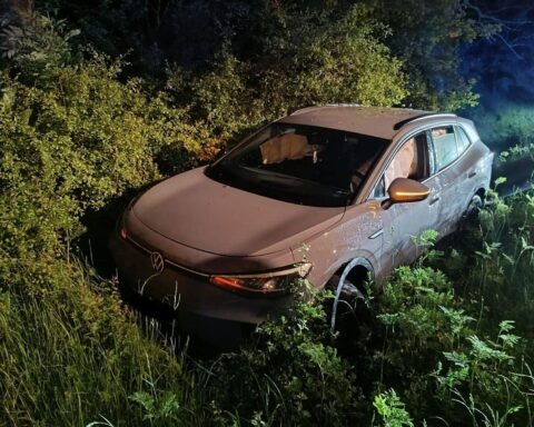 Verkehrsunfall mit Roller; Polizei kontrolliert Betrunkene; Aggressives Verhalten bei Verkehrskontrollen.