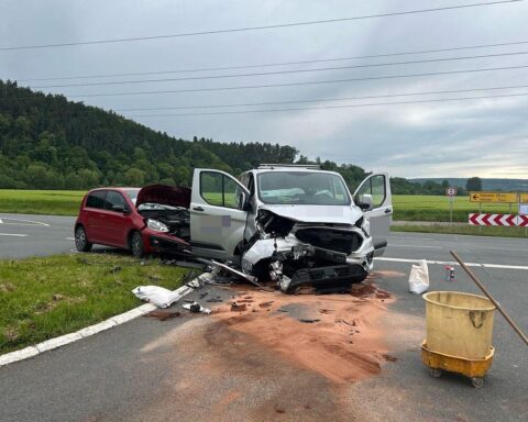 Zwei beschädigte Fahrzeuge nach schwerem Verkehrsunfall auf K46/K45 in Höxter.