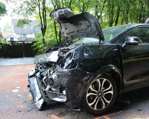 Schwerer Verkehrsunfall mit mehreren Fahrzeugen, alkoholisiertem Fahrer und Verletzten auf Frankenforster Straße.