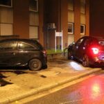 Schwerer Verkehrsunfall in Oberhausen mit beschädigten Fahrzeugen und großem Trümmerfeld.