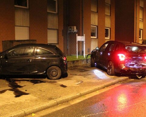 Schwerer Verkehrsunfall in Oberhausen mit beschädigten Fahrzeugen und großem Trümmerfeld.