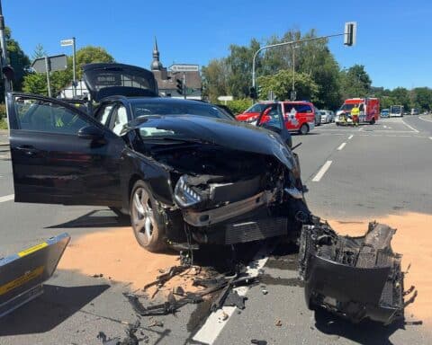 Schwerer Verkehrsunfall, Feuerwehr im Einsatz, abgesperrte Kreuzung, verletzte Insassen in Rettungsdienst.