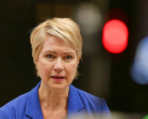 Manuela Schwesig kritisiert Bundesregierung für gescheiterte Entlastungsprämie in Berlin.