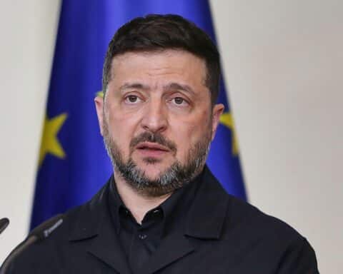 Wolodymyr Selenskyj spricht über Drohnenangriffe auf die Ukraine und geopolitische Spannungen.