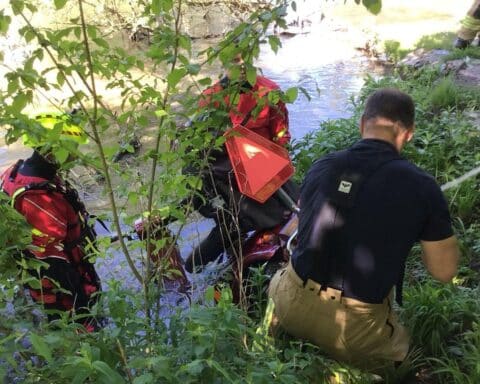 Ältere Dame im Wasser, Feuerwehr rettet, Elektromobil geborgen, Paderborn, keine Verletzungen.