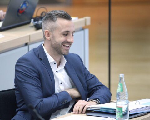 Ulrich Siegmund, AfD-Spitzenkandidat, optimistisch über Wahlergebnisse in Sachsen-Anhalt, diskutiert Bildung.