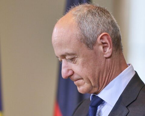 Siemens-Chef Roland Busch äußert sich besorgt über AfD-Regierungsbeteiligung und fordert wirtschaftliche Reformen.