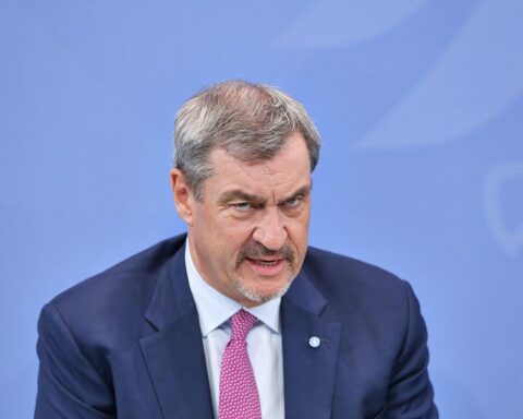 Markus Söder kritisiert Minderheitsregierung als Risiko für Neuwahlen und politische Instabilität.