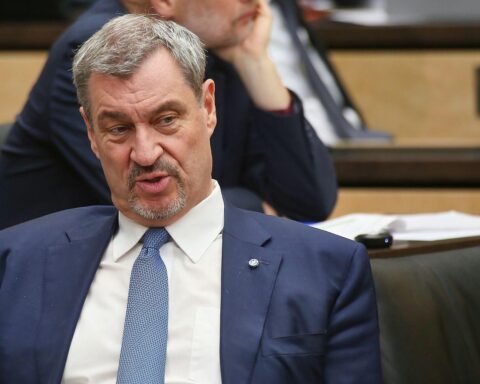 Markus Söder fordert Steuersenkungen und Einhaltung der Schuldenbremse für Deutschland.