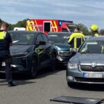 Ein Solarpanel auf der Autobahn verursacht einen Auffahrunfall mit mehreren beteiligten Fahrzeugen.