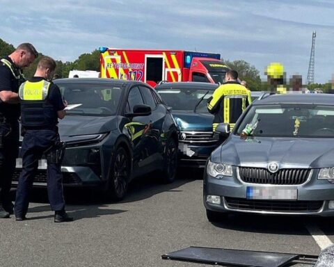 Ein Solarpanel auf der Autobahn verursacht einen Auffahrunfall mit mehreren beteiligten Fahrzeugen.