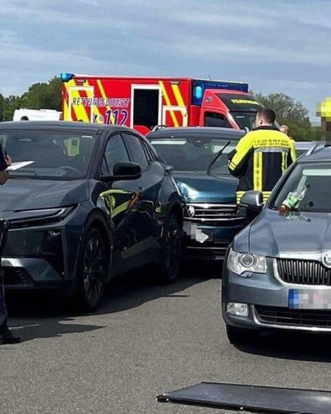Ein Solarpanel auf der Autobahn verursacht einen Auffahrunfall mit mehreren beteiligten Fahrzeugen.