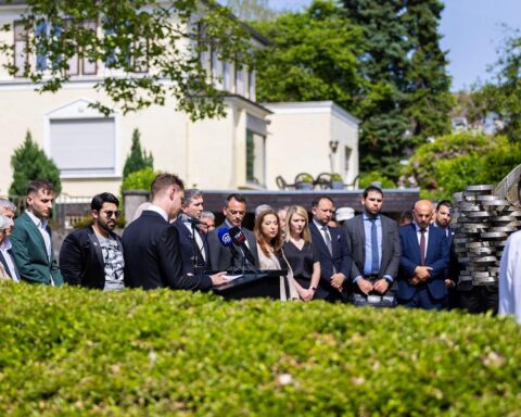 Gedenken mit Blumen, Kerzen und Rednern, Schülern, die Texte vortragen, vor dem Mildred-Scheel-Berufskolleg.