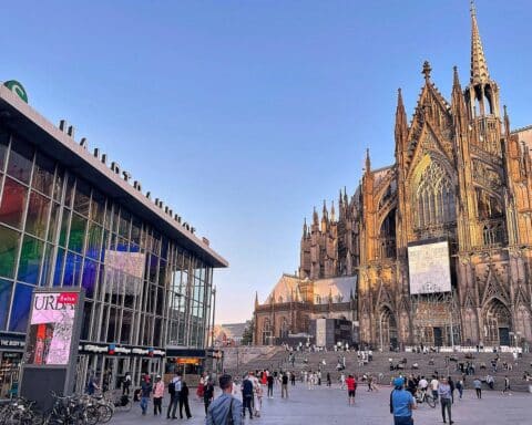 Sonniger Kölner Hauptbahnhof mit Dom, bevor Gewitter die Wetterlage beeinflusst.