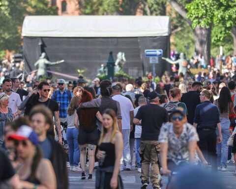 Menschen auf der Straße, besorgt, diskutieren über Verteidigung und Sicherheit, möglicherweise in Berlin.