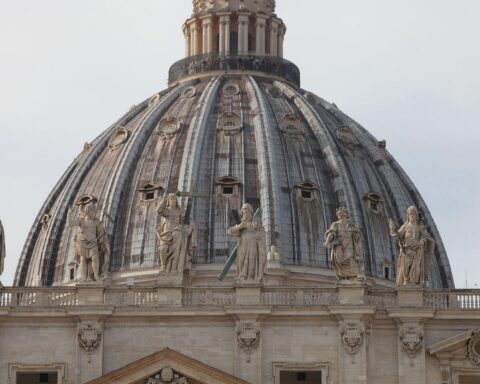 Kuppel des Petersdoms mit symbolischer Verbindung zu ethischen Fragen von künstlicher Intelligenz.