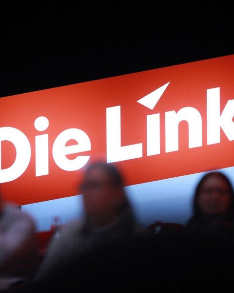 Soziokulturelles Zentrum mit Menschen, die zusammenkommen, um Kultur und Gemeinschaft zu feiern.