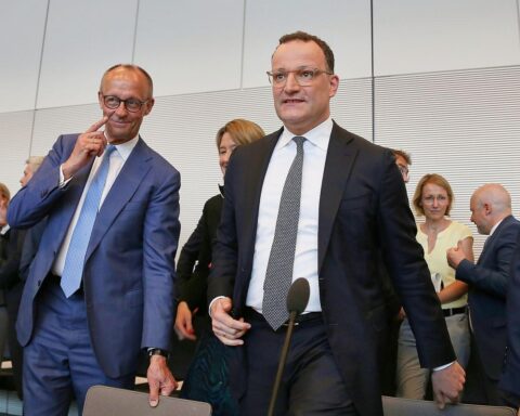 Jens Spahn wird erneut zum Fraktionschef der Unionsparteien gewählt, Friedrich Merz anwesend.