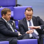 Jens Spahn und Lars Klingbeil diskutieren Einkommensteuerreform und Zusammenarbeit in Berlin.