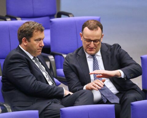 Jens Spahn und Lars Klingbeil diskutieren Einkommensteuerreform und Zusammenarbeit in Berlin.