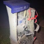 Zerstörter Fahrkartenautomat mit Explosionsschaden, Polizei ermittelt nach mutmaßlichem Diebstahl.