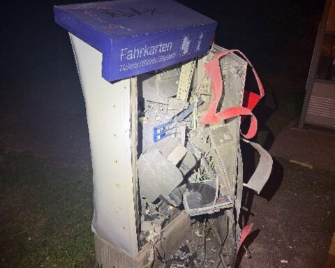 Zerstörter Fahrkartenautomat mit Explosionsschaden, Polizei ermittelt nach mutmaßlichem Diebstahl.