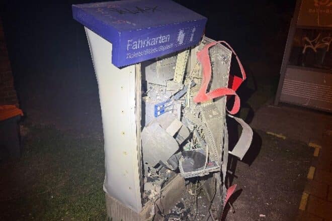 Sprengung eines Fahrkartenautomaten in Mahlwinkel