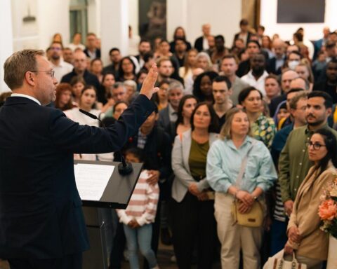 Einbürgerungsfeier im Ulmer Rathaus: Neue Staatsbürger, Oberbürgermeister Ansbacher, Vielfalt und Gemeinschaft.
