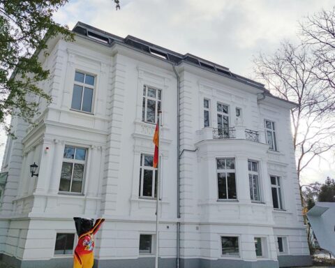 Politiker diskutieren Pragmatismus, Vertrauen und Zukunftsinvestitionen für bessere Bürgerkommunikation und Demokratie.
