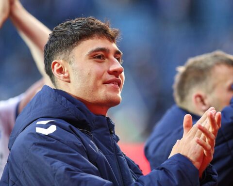 Stefano Marino jubelt nach Vertragsverlängerung, mit Symbolik für Erfolg und Teamgeist im Fußball.