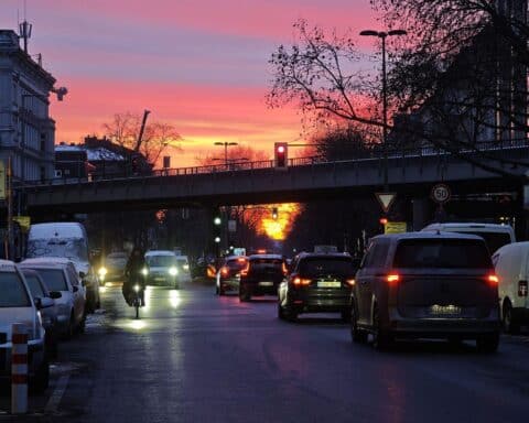 Verkehr in Berlin, symbolisiert bürokratische Komplexität und notwendige Steuerreform.