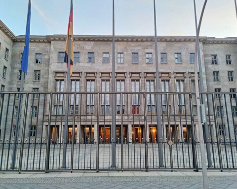 Bundesfinanzministerium in Berlin, Grafiken zur Steuerschätzung, wirtschaftliche Stabilität trotz Herausforderungen.