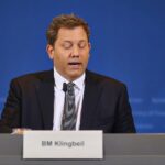 Lars Klingbeil präsentiert neue Steuerschätzungen in Berlin, betont wirtschaftliche Unsicherheiten und notwendige Reformen.