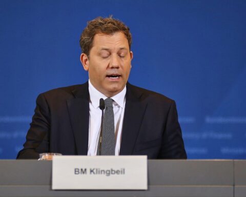 Lars Klingbeil präsentiert neue Steuerschätzungen in Berlin, betont wirtschaftliche Unsicherheiten und notwendige Reformen.