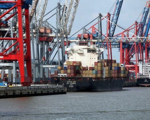Containerschiff auf hoher See, symbolisiert sinkende Exporterwartungen der deutschen Wirtschaft.