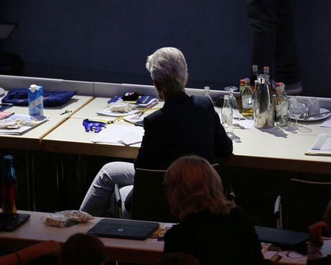 Marie-Agnes Strack-Zimmermann bei FDP-Parteitag, symbolisiert Parteiinteresse und künftige Entscheidungen.