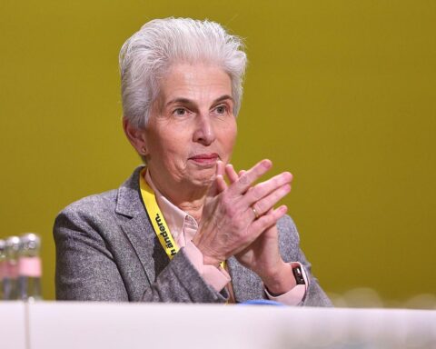 Marie-Agnes Strack-Zimmermann kritisiert Rolf Mützenichs Abrüstungsvorschläge scharf und fordert Klarheit.