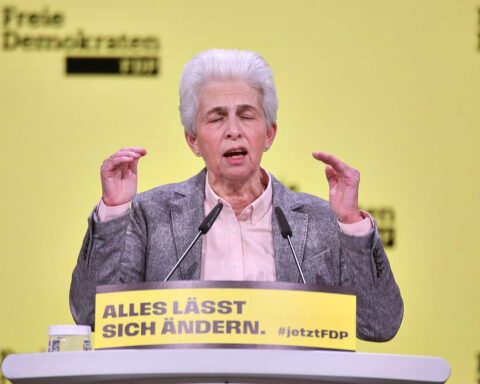 Marie-Agnes Strack-Zimmermann spricht über US-Truppenabzug und europäische Verteidigungsstrategien.