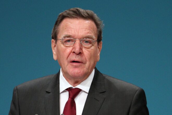 Strack-Zimmermann zweifelt an Schröder als Ukraine-Vermittler