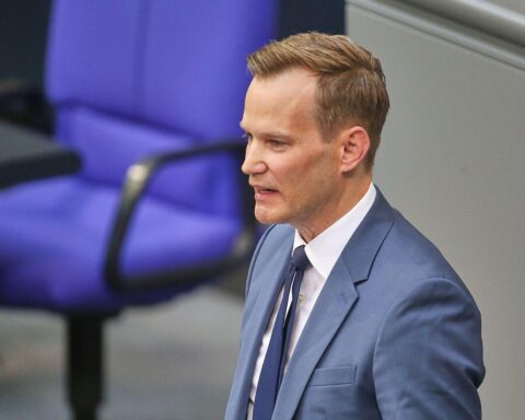 Hendrik Streeck fordert gezielte Verwendung der Tabaksteuereinnahmen für Gesundheitsprävention und -behandlung.