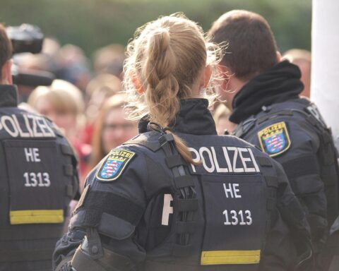 Polizei im Einsatz bei gewaltsamer Auseinandersetzung am Marktplatz in Groß-Gerau.