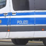 Polizeiauto vor dem Tatort in Hemau, wo ein Mann schwer verletzt wurde.