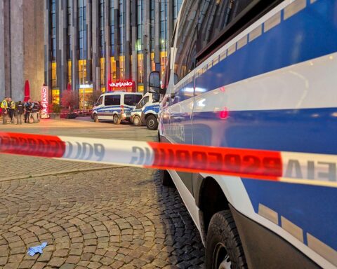 Auto rast in Menschenmenge, Polizei und Notfallhilfen auf der Szene nach Amokfahrt.