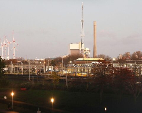 Windräder und Kraftwerke symbolisieren die Verbindung zwischen erneuerbarer Energie und Stromversorgungssicherheit.