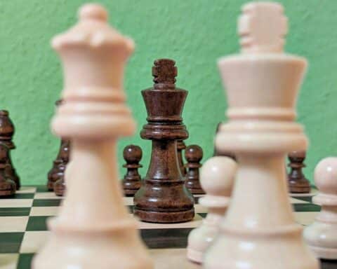 Schachbrett mit Figuren, strategisches Denken, intuitive Entscheidungen, Forschungsergebnisse zur Entscheidungsqualität.