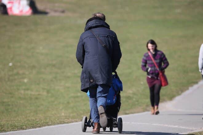 Studie: Väter übernehmen weniger Versorgungstätigkeiten für Kinder