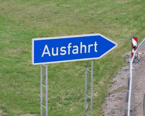 Voll gesperrte Autobahn mit Ausfahrts-Schild, Lkw-Unfall und Unfallfolgen.