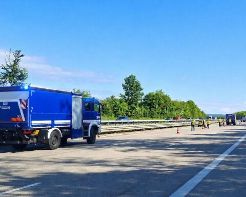 Ehrenamtliche THW-Kräfte und Polizei üben Sicherheitsmaßnahmen auf der gesperrten A7 in Hildesheim.