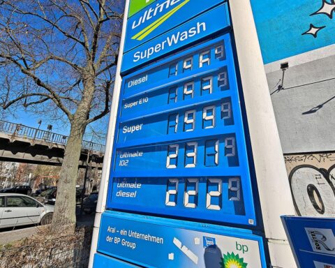 Tankstelle mit Anzeigetafeln für gesunkene Spritpreise in Deutschland, symbolisiert staatlichen Tankrabatt.