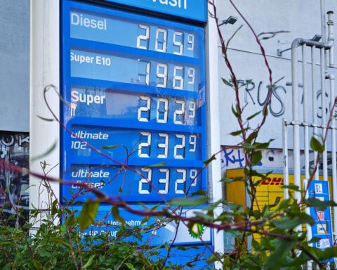 Tankstelle mit Preisanzeige, Diskussion über Tankrabatt und Marktverhalten der Konzerne.